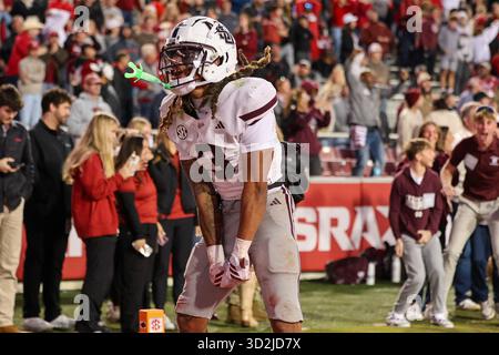 1er novembre 2025 : Anthony Evans III (3), receveur du Mississippi State Wide, célèbre son touchdown. Mississippi State bat l'Arkansas 38-35 à Fayetteville, AR. Richey Miller/CSM Banque D'Images