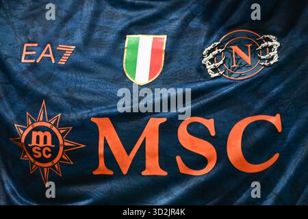 Naples, Italie. 1er novembre 2025. Logo Napoli pour Halloween lors du match Serie A Enilive entre la SSC Napoli et Como 1907 au stade Diego Armando Maradona à Naples, Italie, le 1er novembre 2025. Crédit : Nicola Ianuale/Alamy Live News Banque D'Images