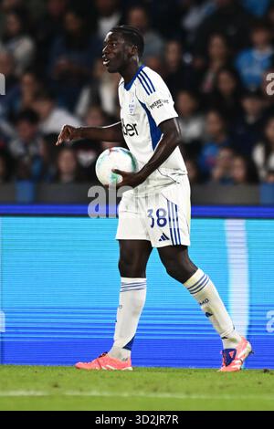 Naples, Italie. 1er novembre 2025. Assane Diao de Como 1907 gestes lors du match de Serie A Enilive entre la SSC Napoli et Como 1907 au stade Diego Armando Maradona à Naples, Italie, le 1er novembre 2025. Crédit : Nicola Ianuale/Alamy Live News Banque D'Images