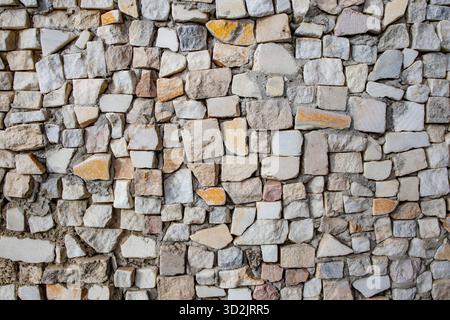 Cubes de granit de forme carrée disposés au hasard comme décoration murale, abstrait à motifs rapprochés Banque D'Images