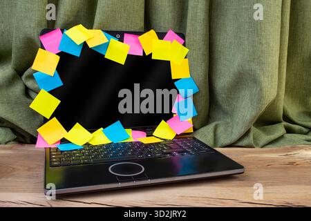 Notes autocollantes vides colorées sur un cadre de bord d'écran d'ordinateur portable, de nombreux rappels pour les choses à faire, concept d'épuisement abstrait Banque D'Images