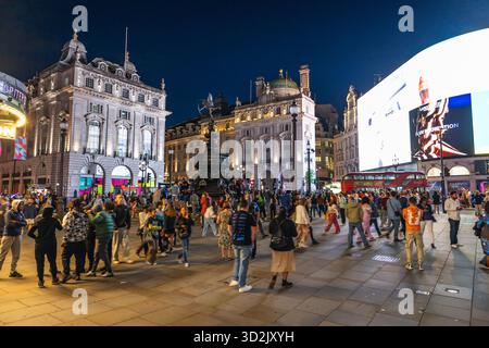 Piccadilly Circus la nuit avec Neon Billboards et foules. Londres, Royaume-Uni, 30 juillet 2023 Banque D'Images
