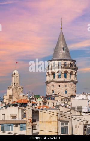 La Tour Galata, Istanbul, Türkiye, se détache au-dessus des bâtiments environnants, contre un ciel coloré Banque D'Images