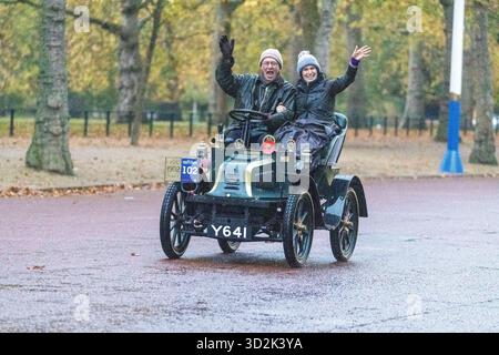 Londres, Angleterre, Royaume-Uni. 2 novembre 2025. Les participants de London à Brighton Veteran car Run 2025 sont vus sur le Mall sur leurs voitures classiques. (Crédit image : © Tayfun Salci/ZUMA Press Wire) USAGE ÉDITORIAL SEULEMENT ! Non destiné à UN USAGE commercial ! Banque D'Images