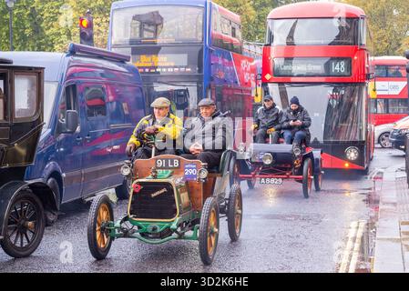 Westminster, Londres, Royaume-Uni. 2 novembre 2025. La course automobile de Londres à Brighton est l'événement automobile le plus long au monde, la première ayant lieu après le changement de la loi qui a permis aux « locomotives légères » de rouler à des vitesses supérieures à 4 km/h. L'adoption de la loi au Parlement a été célébrée par la première course le 14 novembre 1896, avec 30 voitures en route pour Brighton. Environ 400 voitures y participent qui doivent avoir été construites avant 1905. Partant à l'aube humide de Hyde Park, les véhicules traversaient la circulation londonienne Banque D'Images
