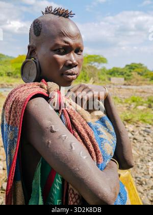 Kibish, Ethiopie - 12 août 2025 : Portrait de femme de la tribu Suri à Kibish en Ethiopie Banque D'Images