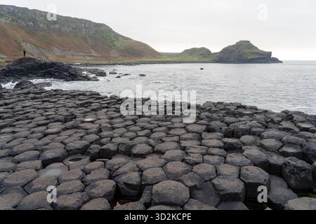 Vue de la chaussée des géants, un site classé au patrimoine mondial de l'UNESCO près de Bushmills, Irlande du Nord, Royaume-Uni. Banque D'Images