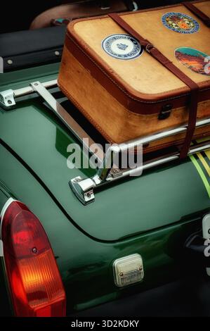 Valise vintage sur le porte-bagages d'une automobile MG classique Banque D'Images