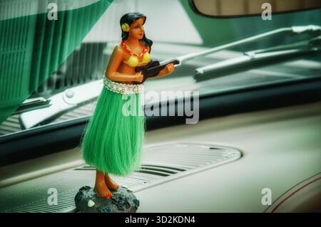 Figurine Hula Girl sur le tableau de bord de voiture classique Banque D'Images