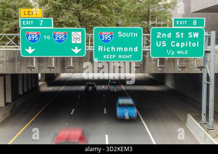 Plusieurs panneaux indiquant la direction de l'autoroute au-dessus de l'autoroute tunnel à Washington DC. États-Unis Banque D'Images