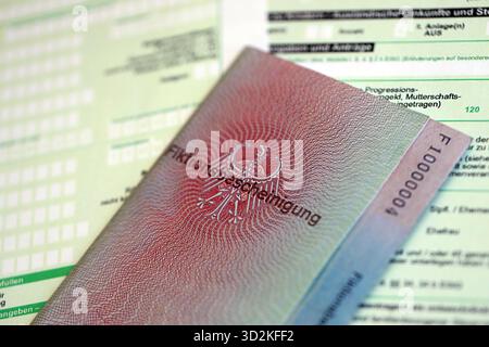 Le spécimen de carte de résident permanent temporaire allemand se trouve sur le formulaire fiscal allemand close up. Fiktionsbescheinigung et einkommensteuerklarung Banque D'Images