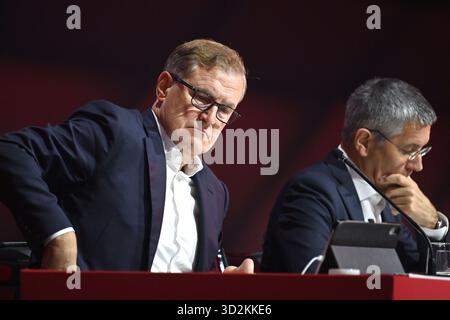 De gauche à droite : Jan Christian Dreesen (PDG du FC Bayern Munich), Herbert Hainer (président du FC Bayern Munich). Assemblée générale annuelle du FC Bayern Munich e.V. 2025, 2 novembre 2025, Rudi Sedlmayer Hall. Banque D'Images