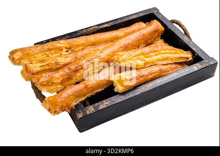Bâtonnets de pain avec du fromage et du sel isolés sur fond blanc. vue de dessus. Banque D'Images
