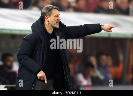 AUGSBOURG, ALLEMAGNE - OCTOBRE 31 : Niko Kovac, entraîneur-chef du Borussia Dortmund, réagit depuis la ligne de touche lors du match de Bundesliga entre le FC Augsbourg et le Borussia Dortmund à la WWK-Arena le 31 octobre 2025 à Augsbourg, Allemagne. © diebilderwelt / Alamy Stock Banque D'Images