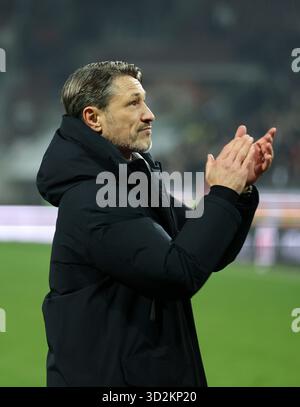 AUGSBOURG, ALLEMAGNE - OCTOBRE 31 : Niko Kovac, entraîneur-chef du Borussia Dortmund, célèbre avec les fans après la victoire de leurs équipes le match de Bundesliga entre le FC Augsburg et le Borussia Dortmund à la WWK-Arena le 31 octobre 2025 à Augsbourg, Allemagne. © diebilderwelt / Alamy Stock Banque D'Images