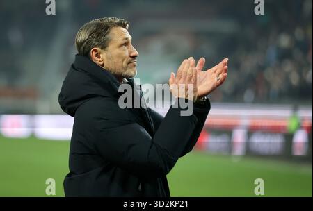 AUGSBOURG, ALLEMAGNE - OCTOBRE 31 : Niko Kovac, entraîneur-chef du Borussia Dortmund, célèbre avec les fans après la victoire de leurs équipes le match de Bundesliga entre le FC Augsburg et le Borussia Dortmund à la WWK-Arena le 31 octobre 2025 à Augsbourg, Allemagne. © diebilderwelt / Alamy Stock Banque D'Images