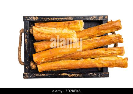 Bâtonnets de pain avec du fromage et du sel isolés sur fond blanc. vue de dessus. Banque D'Images