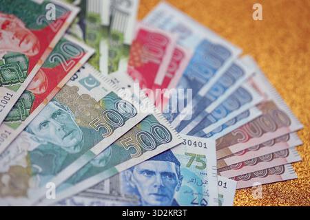 Pakistan roupies billets de banque sur fond jaune doré. Les factures d'argent pakistanaises actuelles sont sur la table en gros montant. Le concept d'affaires et d'investissement au Pakistan Banque D'Images