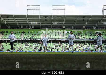 Groningen, pays-Bas. 02 novembre 2025. GRONINGEN, 02-11-2025, Stadium Euroborg, saison 2025/2026, Néerlandais Eredivisie football, match entre FC Groningen - FC Twente, photo montre les joueurs du FC Groningen pendant l'échauffement crédit : Pro Shots/Alamy Live News Banque D'Images
