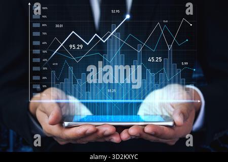 Un professionnel analyse les tendances de données et les graphiques financiers sur un smartphone. Cette image représente les analyses d'entreprise, la croissance du marché et la technologie Banque D'Images