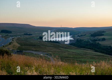 Les eaux tranquilles du réservoir Booth Wood reflètent la douce lumière du soir, nichée au milieu des collines près de Scammonden, dans le West Yorkshire Banque D'Images