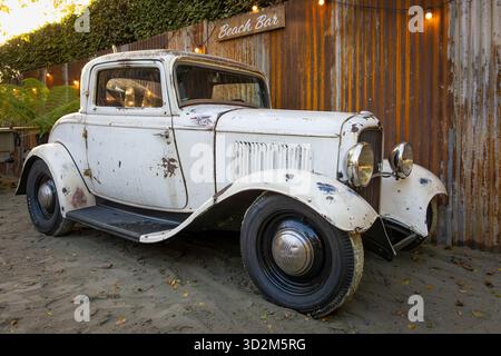 1932 Ford modèle B Deuce trois fenêtres V8 Hot Rod. Exposé au Goodwood Revival 2025, Sussex, Royaume-Uni. Banque D'Images