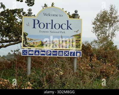 Bienvenue au panneau routier Porlock pour les automobilistes sur la route côtière principale A38 dans le parc national Exmoor dans le comté de Somerset, au sud-ouest de l'Angleterre Banque D'Images