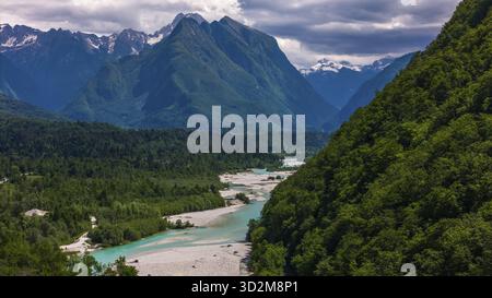Drone aérien vue de la rivière Soca et des montagnes près de Bovec, Slovénie, Slovénie Banque D'Images