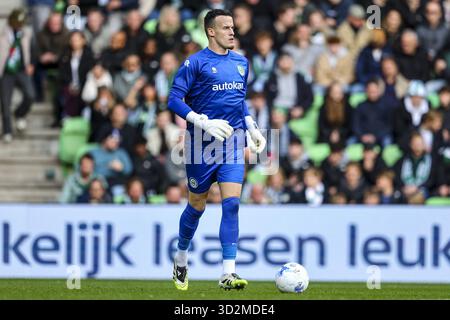 Groningen, pays-Bas. 02 novembre 2025. GRONINGEN, 02-11-2025, Stadium Euroborg, saison 2025/2026, Néerlandais Eredivisie football, match entre FC Groningen - FC Twente, photo montrant le gardien de but du FC Groningen Etienne Vaessen crédit : Pro Shots/Alamy Live News Banque D'Images