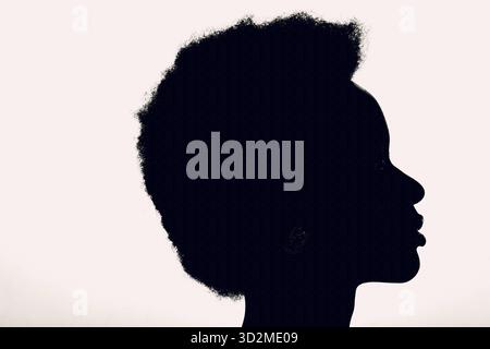 Gros plan portrait de silhouette de profil de femme afro-américaine avec coiffure afro sur fond blanc de studio Banque D'Images