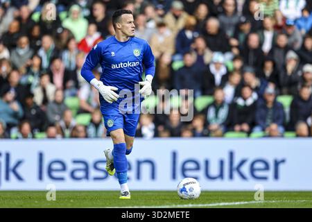 Groningen, pays-Bas. 02 novembre 2025. GRONINGEN, 02-11-2025, Stadium Euroborg, saison 2025/2026, Néerlandais Eredivisie football, match entre FC Groningen - FC Twente, photo montrant le gardien de but du FC Groningen Etienne Vaessen crédit : Pro Shots/Alamy Live News Banque D'Images