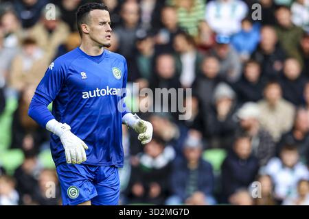 Groningen, pays-Bas. 02 novembre 2025. GRONINGEN, 02-11-2025, Stadium Euroborg, saison 2025/2026, Néerlandais Eredivisie football, match entre FC Groningen - FC Twente, photo montrant le gardien de but du FC Groningen Etienne Vaessen crédit : Pro Shots/Alamy Live News Banque D'Images
