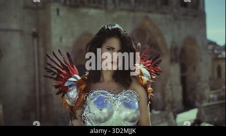 L'armure d'argent, Belle brunette woman corset d'or et de cuivre en déesse et warrior pose. fantaisie et d'imagination concept Banque D'Images