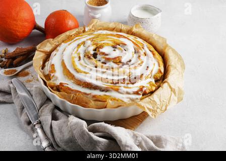 rouleau géant à la cannelle avec glaçage à la crème au beurre, table en marbre. Photo de haute qualité Banque D'Images