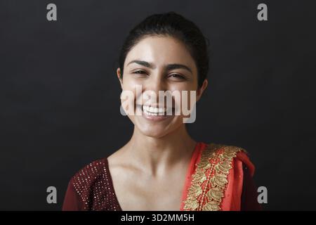 Portrait d'une jeune femme indienne souriante adulte en sari Banque D'Images