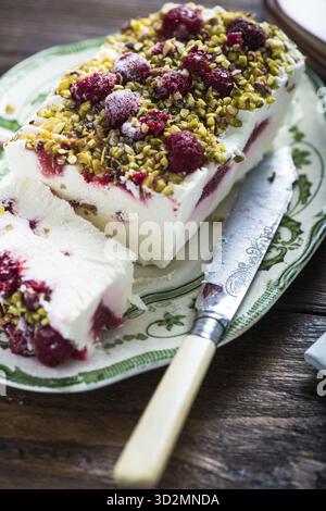 Framboise italienne maison et pistache semifreddo sur table en bois Banque D'Images