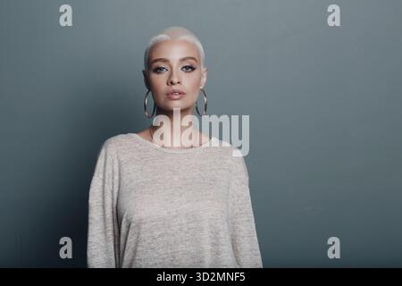 Jeune femme européenne millénaire avec un portrait de mode à cheveux blonds courts Banque D'Images