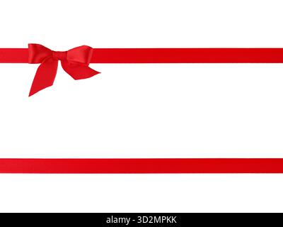 Ruban de satin rouge avec arc rouge situé horizontalement suspendu isolé sur fond blanc avec chemin de découpage. Concept de vente des fêtes. Elément de conception. Banque D'Images