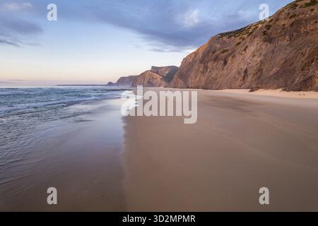 Drone aérien perspective des plages de sable de Cordoama Beach en Algarve, Vila do Bispo, Portugal Banque D'Images