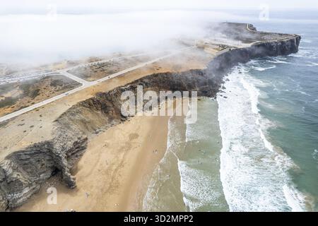 Prise de vue panoramique par drone capturant les falaises et la plage de Sagres, Algarve, Portugal Banque D'Images