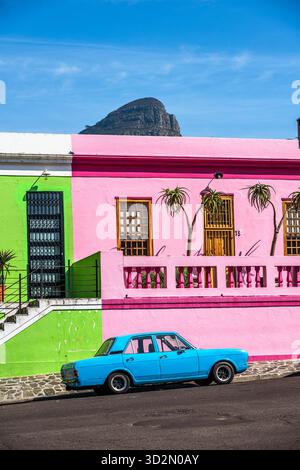 Un ancien parc devant les maisons colorées dans le quartier historique de Bo-Kaap au Cap, en Afrique du Sud. Vertical. Banque D'Images