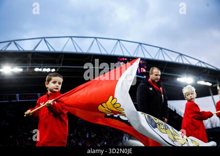Utrecht, pays-Bas. 02 novembre 2025. UTRECHT, PAYS-BAS - 2 NOVEMBRE : des enfants brandissent les drapeaux du FC Utrecht lors du match Néerlandais Eredivisie opposant le FC Utrecht et le NEC Nijmegen au Stadion Galgenwaard le 2 novembre 2025 à Utrecht, pays-Bas. (Photo de Broer van den Boom/Orange Pictures) crédit : Orange pics BV/Alamy Live News Banque D'Images
