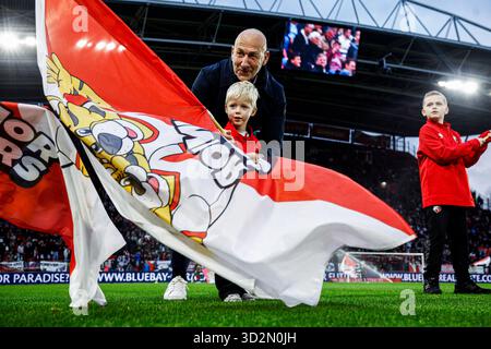 Utrecht, pays-Bas. 02 novembre 2025. UTRECHT, PAYS-BAS - 2 NOVEMBRE : des enfants brandissent les drapeaux du FC Utrecht lors du match Néerlandais Eredivisie opposant le FC Utrecht et le NEC Nijmegen au Stadion Galgenwaard le 2 novembre 2025 à Utrecht, pays-Bas. (Photo de Broer van den Boom/Orange Pictures) crédit : Orange pics BV/Alamy Live News Banque D'Images