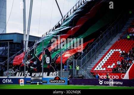 Utrecht, pays-Bas. 02 novembre 2025. UTRECHT, PAYS-BAS - 2 NOVEMBRE : fans de NEC avec un tifo lors du match Néerlandais Eredivisie entre le FC Utrecht et le NEC Nijmegen au Stadion Galgenwaard le 2 novembre 2025 à Utrecht, pays-Bas. (Photo de Broer van den Boom/Orange Pictures) crédit : Orange pics BV/Alamy Live News Banque D'Images