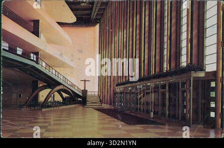 Carte postale du foyer du bâtiment de l'Assemblée générale des Nations Unies, représentant le pendule Foucault, cadeau des pays-Bas, New York, États-Unis, 1960. Banque D'Images
