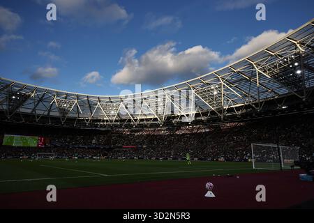 London Stadium, Londres, Royaume-Uni. 2 novembre 2025. Premier League Football, West Ham United contre Newcastle United ; coucher du soleil sur le stade de Londres pendant la 2e mi-temps crédit : action plus Sports/Alamy Live News Banque D'Images