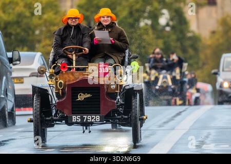 Londres, Royaume-Uni. 2 novembre 2025. Cadillac 1904 appartenant à Bronwen May - temps humide alors qu'ils traversent Westminster Bridge - RM Sotheby's London jusqu'à Brighton Veteran car Run. Une conséquence des locomotives on the Highway Act qui a augmenté la limite de vitesse pour les « locomotives légères » de 4 mph à 14 mph et a supprimé la nécessité pour les véhicules d'être précédés par un homme portant un drapeau rouge. La loi a été célébrée par la première « course à l'émancipation » lorsque 30 voitures ont voyagé de Londres à Brighton le 14 novembre 1896, jour de l'entrée en vigueur de la loi. Crédit : Guy Bell/Alamy Live News Banque D'Images