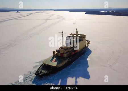 Un naldo enpaté de glace, navire de déglaçage. Banque D'Images