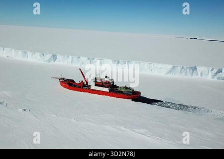 Un naldo enpaté de glace, navire de déglaçage. Banque D'Images