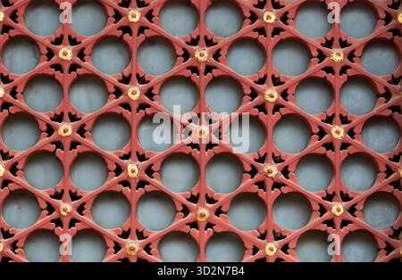 Détails de motif oriental sur porte et fenêtres en bois dans la Cité interdite du Palais Royal Impérial Banque D'Images